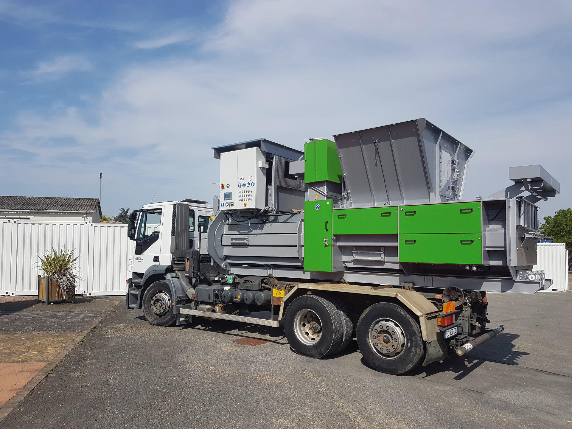 Europress Unité mobile — presse mobile sur remorque dans un centre de recyclage